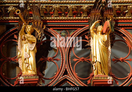 Engel, die Teil der Choir-Screen in der Kathedrale von Lichfield. Von Skidmore und Philip konzipiert. Stockfoto