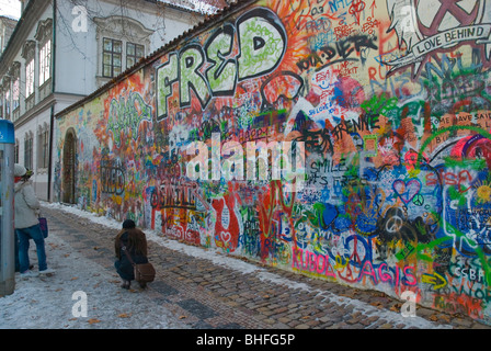 Lennonova Zed die John-Lennon-Mauer entlang Velkoprevorske Namesti Platz Mala Strana Prag Tschechische Republik Europa Stockfoto