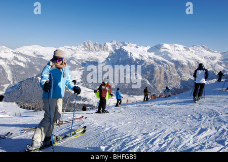 Skifahrer auf der Piste, Berglandschaft im Winter Gherdeina, Geisler-Bergkette, Naturpark Puez Geisler, Val Gardena Stockfoto