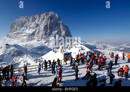 Skifahrer auf der Piste nahe dem Gipfel station, Berglandschaft im Winter, Sella Ronda, Gherdeina, Val Gardena, Südtirol, ich Stockfoto