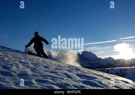 Ski Skifahren auf einer Piste, Seiser Alm Langkofel Bergkette, Südtirol, Italien Stockfoto