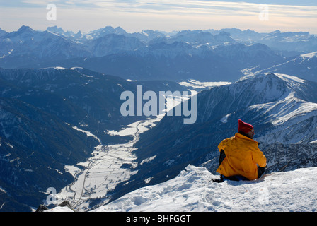 Mann, genießen Sie die Aussicht ins Tal, Antholzertal, Pustertal, Südtirol, Italien Stockfoto