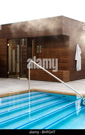 Öffnen der Pool im Freien in der Therme Meran, Therme Meran, Südtirol, Italien Stockfoto