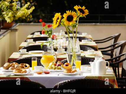 Frühstückstisch mit Sonnenblume in einem Hotel, gesundes Frühstück, Südtirol, Italien Stockfoto