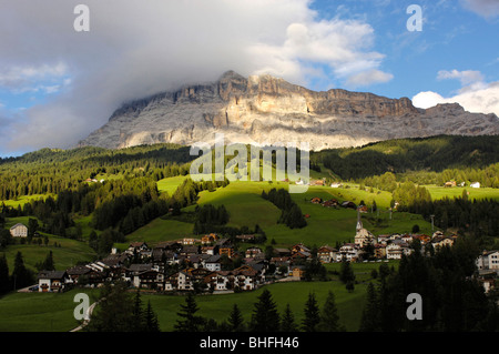 Dorf von St. Leonhard und Kreuzkofel Berg, Fanes-Sennes-Prags Reserve Naturpark, Abtei, Badia, ladinische Tal, Gadertal, S Stockfoto