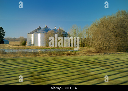 Lagerung des Getreidesilos in Nord-Ost-Arkansas, Bewegungsunschärfe im Vordergrund Stockfoto