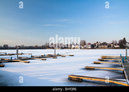 Zugefrorene Bodensee und Steg in Lindau (Bodensee), Deutschland Stockfoto