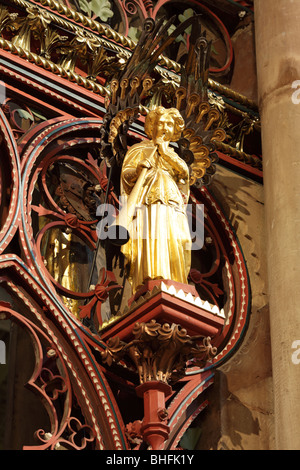 Engel, die Teil der Choir-Screen in der Kathedrale von Lichfield. Von Skidmore und Philip konzipiert. Stockfoto