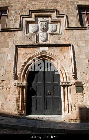 Mittelalterliche Tür auf Ritter-Straße in der Altstadt von Rhodos, Griechenland Stockfoto