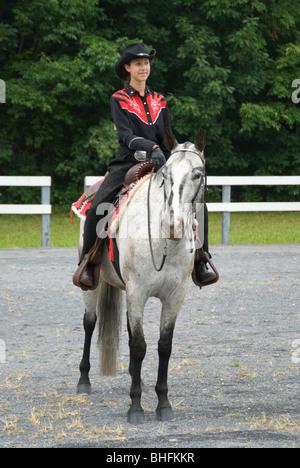 Junge Teenager-Mädchen auf ein Appaloosa Pferd in einem westlichen Vergnügen-Wettbewerb. Stockfoto