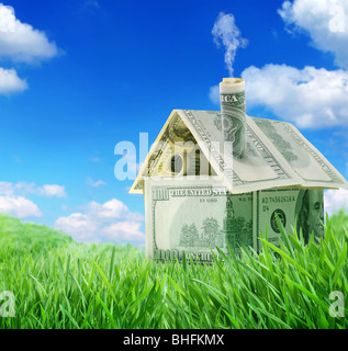 Dollar-Haus in einer grünen Wiese über blauen Himmel Stockfoto