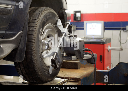 High Tech EDV-Achsvermessung in Auto-Service-shop Stockfoto