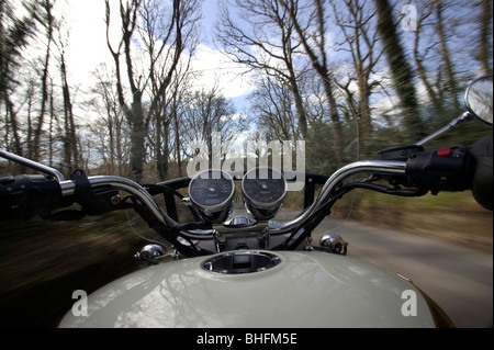 Reiter Reisen entlang der Landstraße auf einem Motorrad Triumph Rocket III Stockfoto