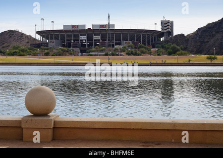 Arizona-Landesuniversität Fußballstadion befindet sich am Rand des Flusses in der Nähe von Tempe Town Lake in Tempe, Arizona Stockfoto