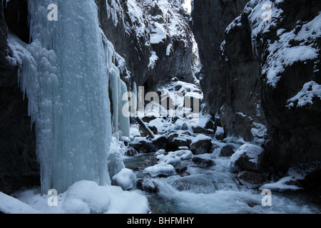 Partnach-Klamm, eine tiefe Schlucht in den Alpen in der Nähe von Garmisch-Partenkirchen, Bayern, Deutschland. Es ist fast vollständig im Winter gefroren. Stockfoto