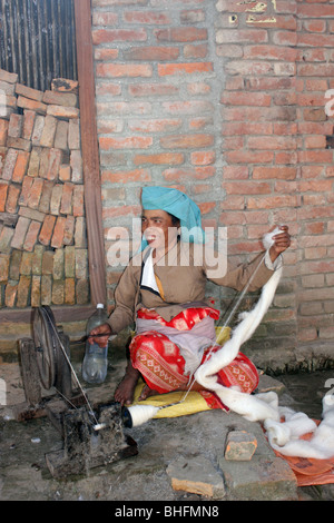 Dame in Kokhana Dorf außerhalb von Kathmandu Nepal Wolle spinnen Stockfoto