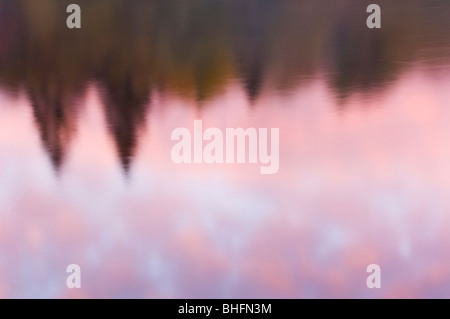 Morgen Himmel und Bäume auf Bergrücken spiegelt sich im Teich in der Nähe von Kenny Lake, Lake Superior Provincial Park, Ontario, Kanada Stockfoto