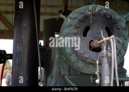 Zylinderkopf und Heizgeräten auf große "heiße Birne" Ölmotor Stockfoto