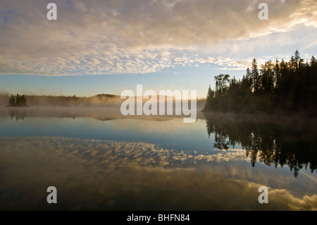 Morgen Nebel über Kenny Lake, Lake Superior Provincial Park, Ontario, Kanada Stockfoto