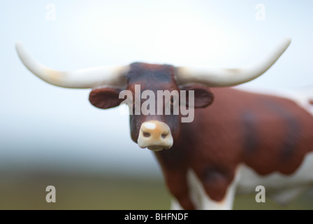 Texas Longhorn Plastikmodell Kuh fotografiert außerhalb in einem Feld. Stockfoto