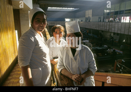 Drei Hühner Köche in einem großen innen-Stadt öffentlichen Markt in Almaty, Kasachstan Stockfoto