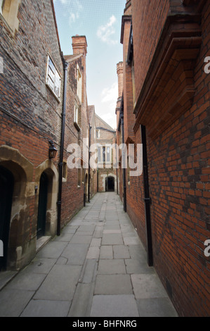 Außerhalb der alten Küchen in Hampton Court Palace Stockfoto