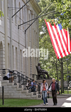 Studenten in der Harvard Yard Cambridge Ma. mit John Harvard-statue Stockfoto