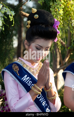 Wai buddhist Gruß, Respekt, Kultur Thai kulturelle weibliche asiatische Frau Tänzerin, Porträt, traditionell, Blumenkunst, verklemmte Hand Geste Thailand. Stockfoto