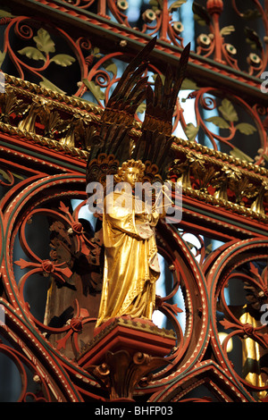 Engel, die Teil der Choir-Screen in der Kathedrale von Lichfield. Von Skidmore und Philip konzipiert. Stockfoto