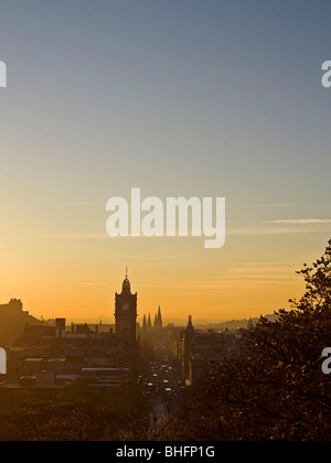 Blick entlang der Princes Street, Edinburgh bei Abenddämmerung Vorführung Balmoral Hotel und Scott Monument von Calton Hill Stockfoto