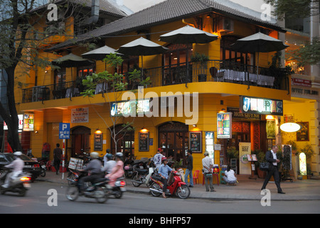 Vietnam, Ho Chi Minh Stadt, Saigon, Dong Khoi Street in der Nacht Stockfoto