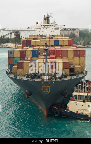 Schlepper "Svitzer Grand Bahamas" Appiles macht zum Bug des "MSC Uganda" in dem Bemühen, das Schiff aus dem Hafen zu manövrieren. Stockfoto