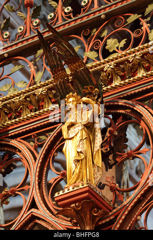 Engel, die Teil der Choir-Screen in der Kathedrale von Lichfield. Von Skidmore und Philip konzipiert. Stockfoto