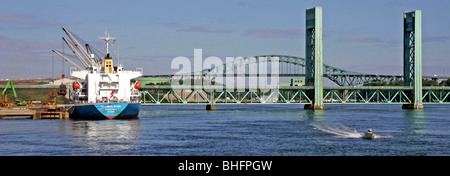 NEW Hampshire Portsmouth Schrott Schiff in Portsmouth Dock und mittlere Brücke Stockfoto