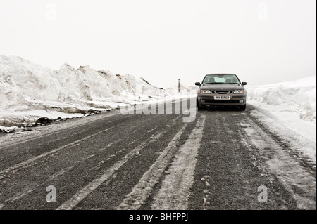 Winter Road im Norden von Pennine weg frei von Schnee Stockfoto