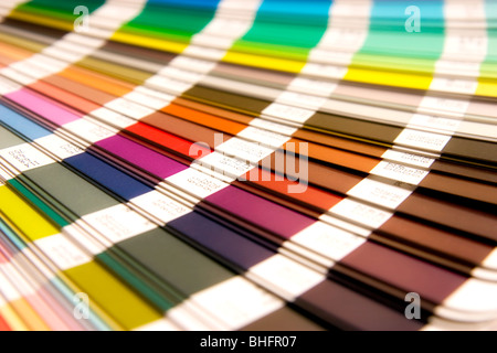 Pantone-Probe-Farben-Katalog zu öffnen Stockfoto