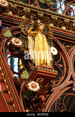 Engel, die Teil der Choir-Screen in der Kathedrale von Lichfield. Von Skidmore und Philip konzipiert. Stockfoto