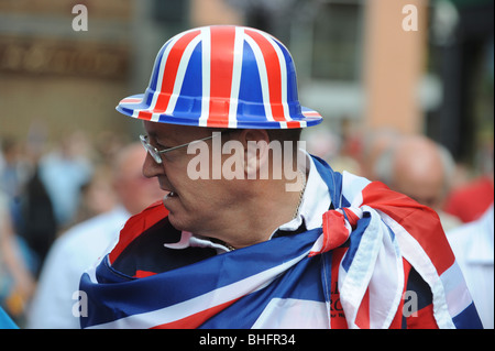 Mann mit Union Jack Flagge und Hut bei Willkommen Zuhause Parade für britischen Soldatinnen und Soldaten zurück aus Afghanistan Stockfoto