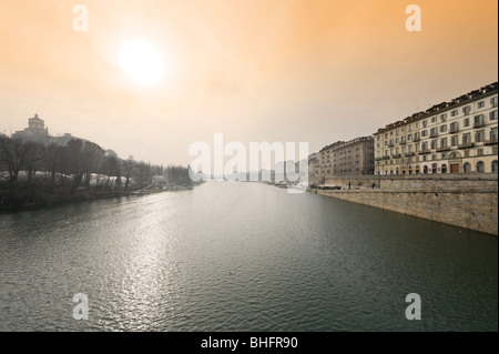 Der Fluss Po von der Ponte Vittorio Emanuele ich mit Blick auf die Ponte Umberto I, Turin, Piemont, Italien Stockfoto