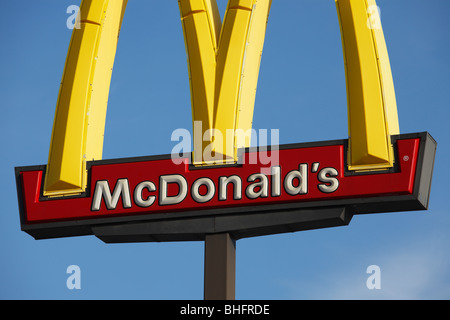 Detailansicht von einem McDonalds Fastfood Restaurant Zeichen. Stockfoto