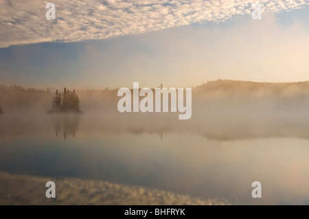 Morgen Nebel über Kenny Lake, Lake Superior Provincial Park, Ontario, Kanada Stockfoto