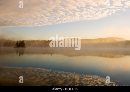 Morgen Nebel über Kenny Lake, Lake Superior Provincial Park, Ontario, Kanada Stockfoto