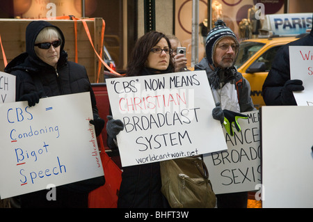 Frauengruppen protestieren vor der CBS Hauptverwaltung für Abtreibung und gegen pro-Life-Werbespot laufen beim Superbowl Stockfoto