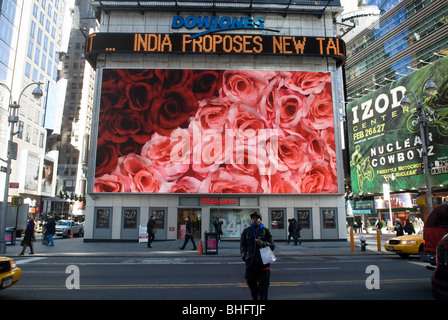 Die Walgreen Drogerie riesige Leuchtreklame auf One Times Square in New York fördert den Valentinstag Urlaub Stockfoto