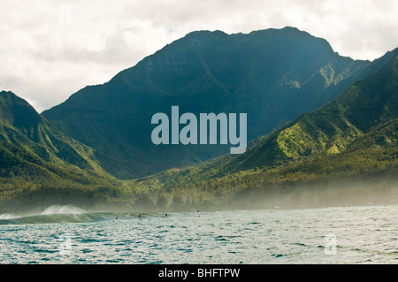 Surfer in Hanalei Bay Surf break, gesehen von offshore, Kauai, Hawaii Stockfoto