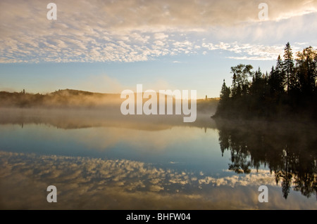 Morgen Nebel über Kenny Lake, Lake Superior Provincial Park, Ontario, Kanada Stockfoto