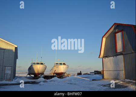 Angeln Shack Scheune mit Hummer Boote aus dem Wasser an einer gefrorenen Miramichi-Bucht in New Brunswick, Kanada Stockfoto