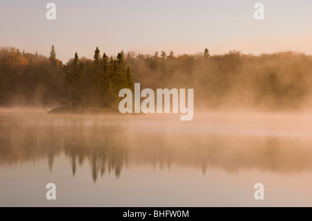 Morgen Nebel über Kenny Lake, Lake Superior Provincial Park, Ontario, Kanada Stockfoto