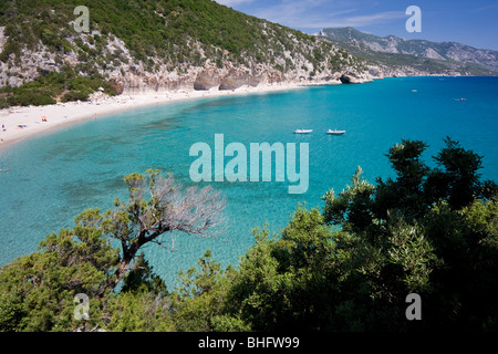 Leere Cala Luna Beach, Insel Sardinien Italien. Klares blaues Wasser in Cala Luna Bucht, Mittelmeer. Stockfoto