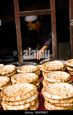 Nan-Brot in einer lokalen Bäckerei in Kashgar. Stockfoto